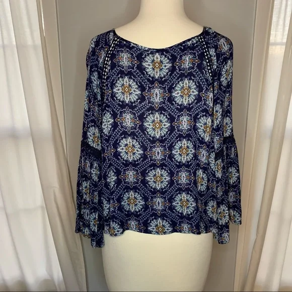 Forever 21 Bell Sleeve Blouse - Picture 4 of 6